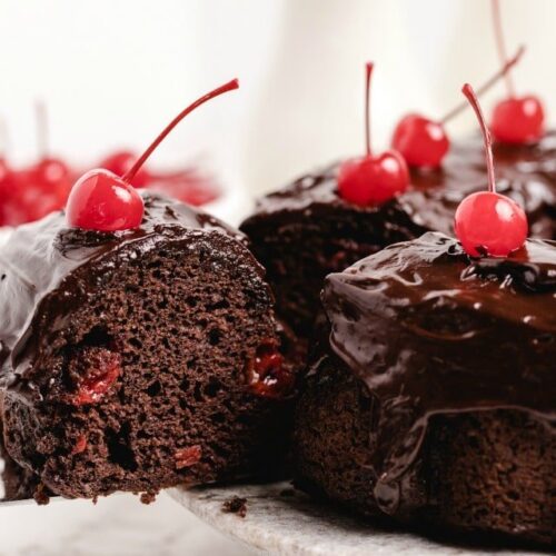Cách làm Chocolate cherry cake tại nhà rất thú vị
