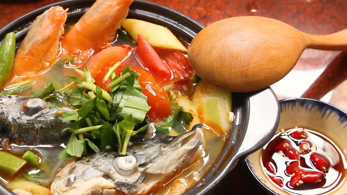 2 cách nấu canh chua đầu cá hồi không tanh ngon hấp dẫn tại nhà